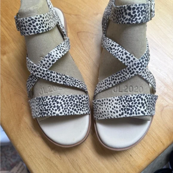 TOMS Print Strappy Sandals 8.5 W with buckle Like New - Picture 6 of 8
